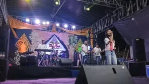 Penampilan Band Pelajar Kartasura Meriahkan Hari Jadi ke-345 7 Penampilan band pelajar di panggung utama depan Petilasan Karaton Kartasura pada perayaan Hari Jadi Kartasura ke-345 hari kedua, Jumat 3 Oktober 2025. (Foto : Yus, NewsTujuh)