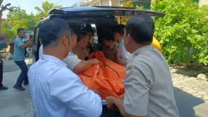 Warga Nganjuk Bekerja di Bapenda Madiun Ditemukan Tak Bernyawa di Kost 3 Petugas Polres Madiun Kota terlihat mengevakuasi korban