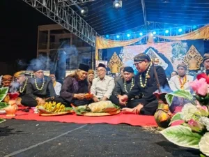 Perayaan Hari Jadi Kartasura 2025 Dimulai dengan Umbul Donga dan Kirab Tumpeng 10 Prosesi pemotongan tumpeng dan pesta kembang api dalam pembukaan Hari Jadi Kartasura ke-345 di Sukoharjo, Jawa Tengah. (Foto : Yus, NewsTujuh)