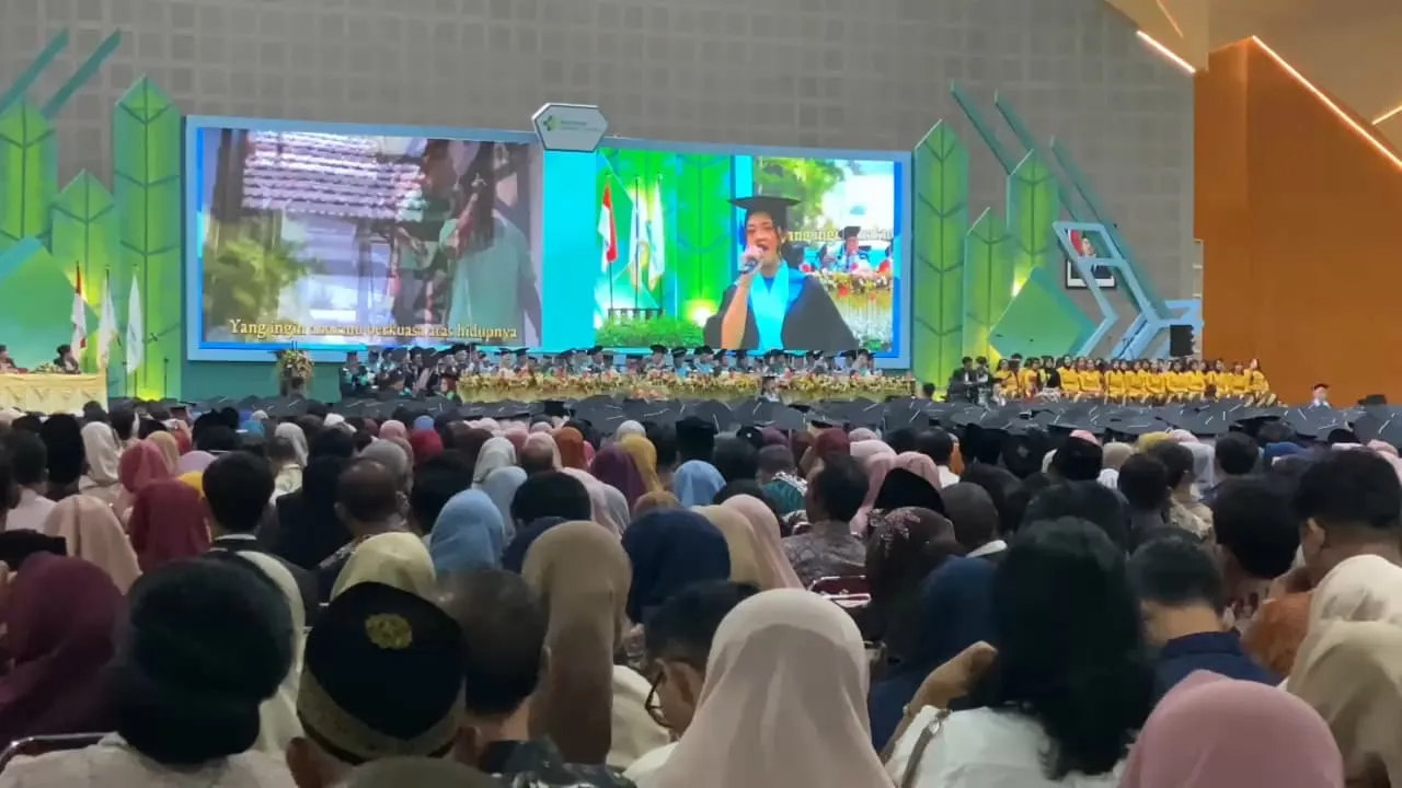 Wisuda Poltekkes Surakarta 2025: 1.756 Lulusan Resmi Dikukuhkan 1 Ribuan lulusan Poltekkes Kemenkes Surakarta mengikuti wisuda 2025 di Gedung Pertemuan. (Foto : Yus,NewsTujuh)