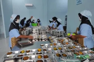 Konflik di Dapur MBG: Batasan Kerja Kabur, Komunikasi Rusak 3 Situasi dapur MBG dengan para pekerja menyiapkan makanan. (Foto : Dok NewsTujuh)
