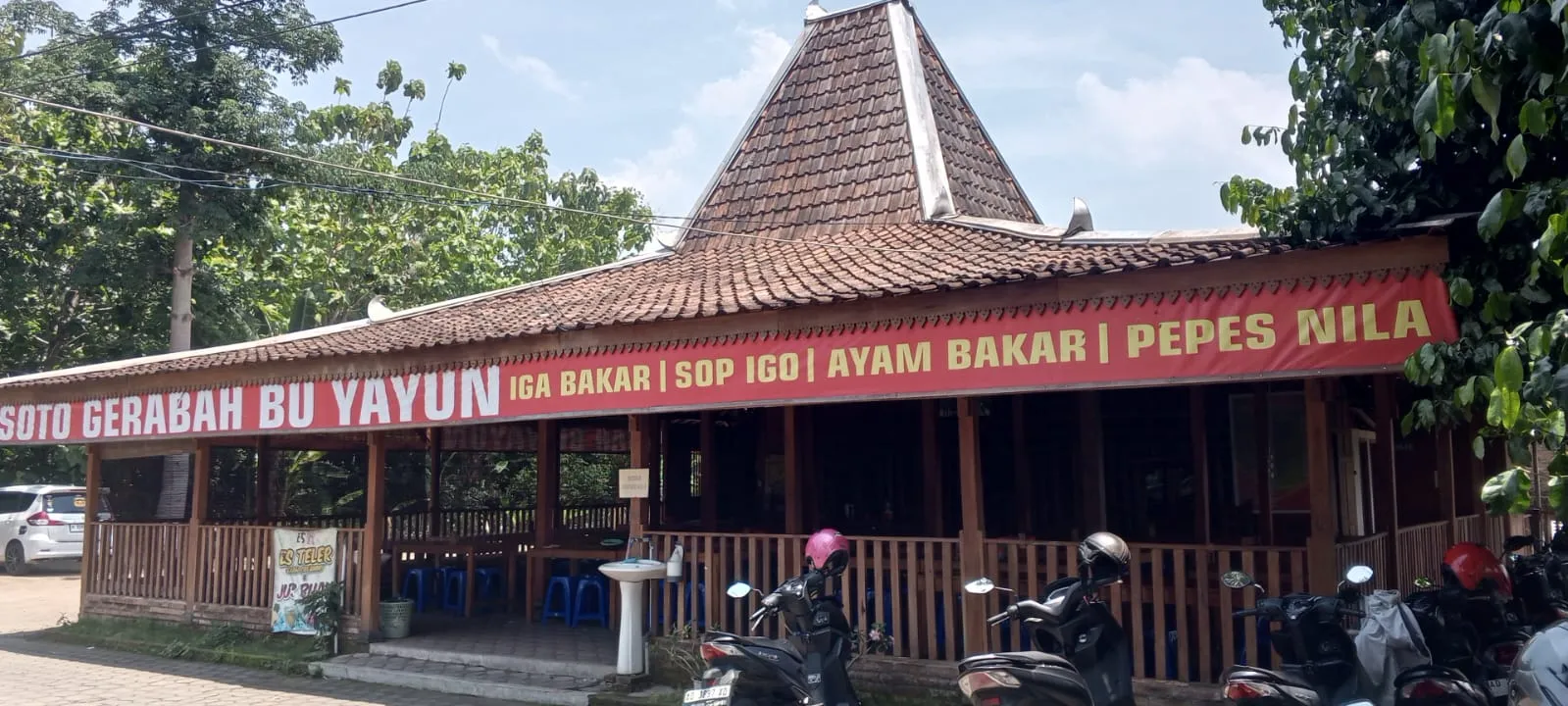 Soto Gerabah Bu Yayun Boyolali Enak dan Unik 1 Suasana Warung Joglo Soto Bu Yayun di Boyolali dengan pemandangan sawah. (Foto : Nugie, NewsTujuh)