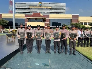 Tujuh Personel Polres Madiun Kota Raih Penghargaan Kapolda Jatim 2025 8 Tujuh personel Polres Madiun Kota yang mendapatkan penghargaan dari Polda Jatim (Foto : NewsTujuh)