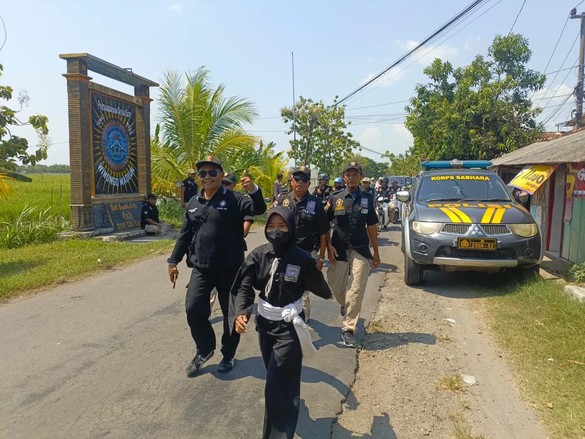 Aksi Nadar Jalan Kaki Warga PSHT dari Sleman ke Madiun Berjalan Lancar dan Kondusif 1 Warga baru PSHT yang menempuh perjalanan spiritual. (Foto : NewsTujuh)