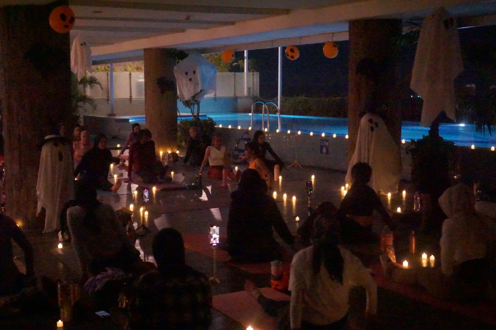 Perayaan Halloween di Aston Madiun Menghadirkan Konsep Unik 2 Gambar: Suasana Enchanted Halloween Night Yoga di Aston Madiun.