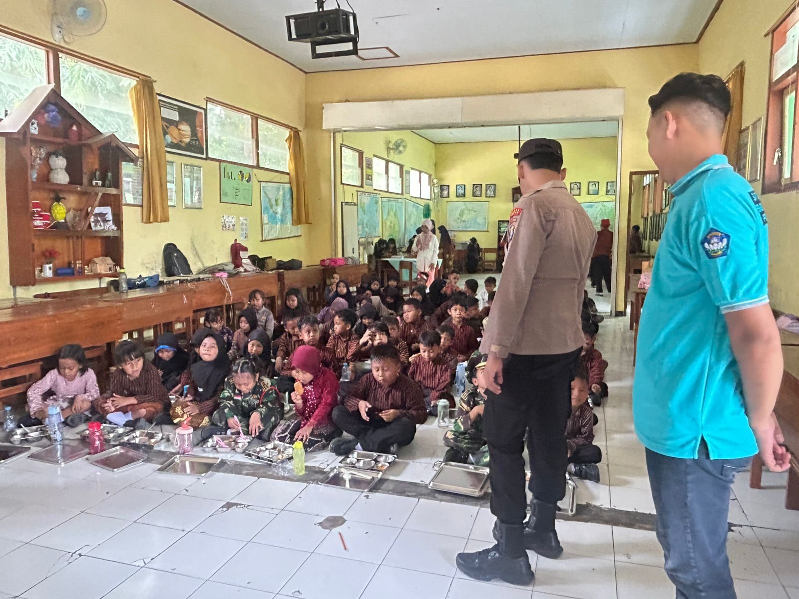 Polres Nganjuk Awasi Distribusi Program Makan Bergizi Gratis di Kecamatan Pace 1 Polres Nganjuk