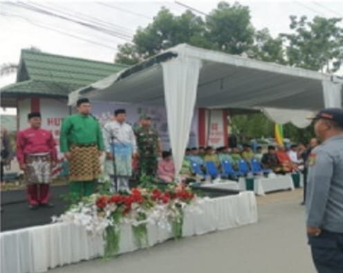 Bupati Indragiri Hulu Ade Agus Hartanto resmi lepas Pawai Ta’aruf MTQ ke-54 di Pasir Penyu. MTQ jadi momentum penguatan nilai keagamaan dan silaturahmi umat. (Foto : Teguh, NewsTujuh)