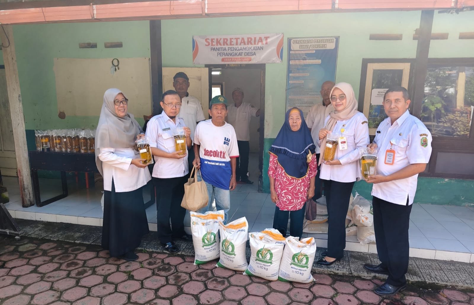 Dinas Pertanian dan Pangan Trenggalek Dampingi Launching Penyaluran Bantuan Pangan di Desa Bulugung. 2 Dinas Pertanian dan Pangan Trenggalek dampingi launching bantuan pangan di Desa Bulugung. 130 KPM terima beras dan minyak goreng dari BULOG.