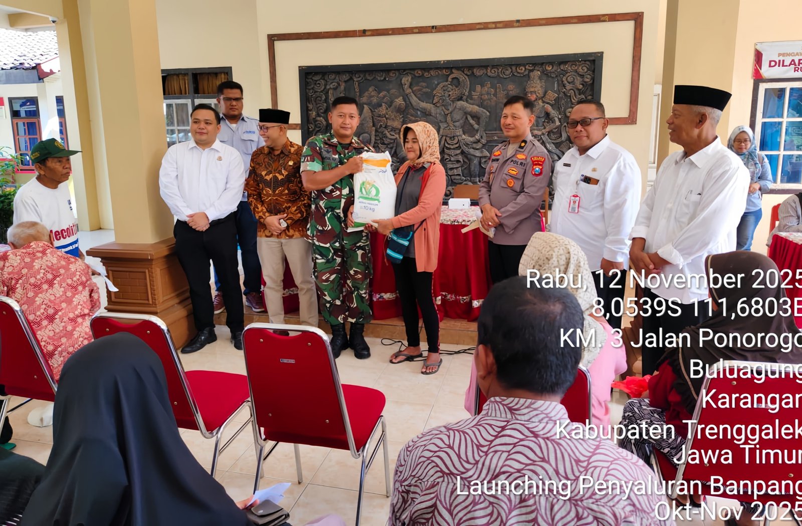 Dinas Pertanian dan Pangan Trenggalek Dampingi Launching Penyaluran Bantuan Pangan di Desa Bulugung. 1 Kepala Dinas Pertanian dan Pangan Trenggalek Imam Nurhadi bersama Forkopimda saat menyalurkan bantuan pangan di Desa Bulugung, Kecamatan Karangan, Trenggalek. (Foto : Bayu Krisna, NewsTujuh)