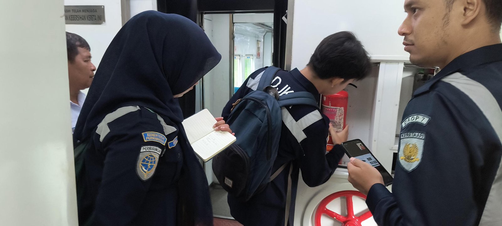 KAI Daop 7 dan DJKA Ramp Check Jelang Nataru 2025/2026 1 Inspeksi di 11 Stasiun dan Kereta Jarak Jauh untuk Pastikan Standar Keselamatan Terpenuhi. (Foto : Humas KAI)