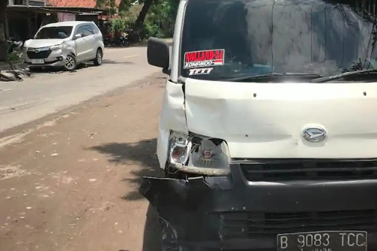3 Kendaraan Ringsek , Kecelakaan Beruntun Terjadi Di Jalan Raya Madiun Ponorogo 1 3 Kendaraan