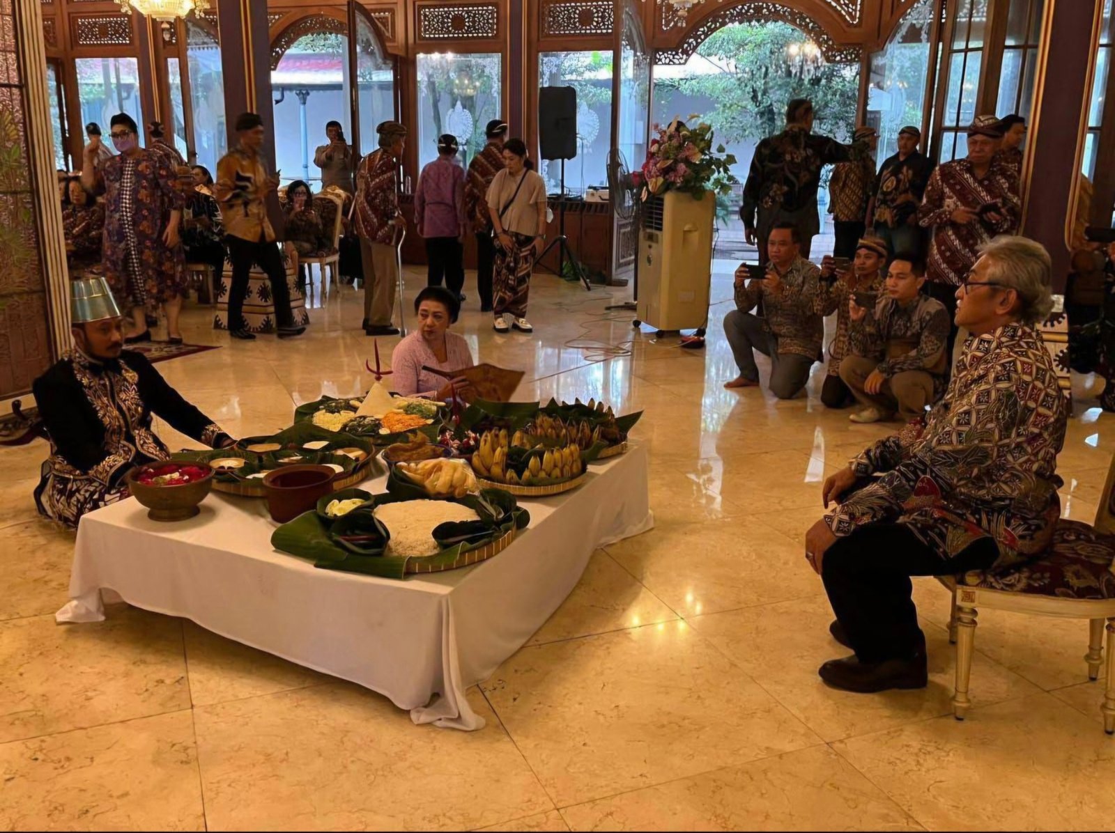 Dua Putra Keraton Surakarta Klaim Sebagai Pewaris , Dewan Adat Tetapkan PB XIV Hangabehi 1 Dua Putra