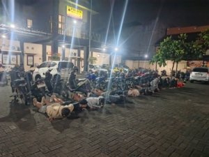 Petugas Polsek Kartasura mengamankan motor dalam operasi razia balap liar di Jalan Ahmad Yani, Sukoharjo. (Yus, NewsTujuh)