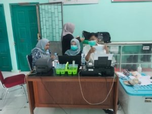 Tim medis dari Klinik PT Rigunas Agri Utama dan RS Safira Pekanbaru melakukan pemeriksaan tekanan darah dan gula darah karyawan. (Foto : Teguh, NewsTujuh)