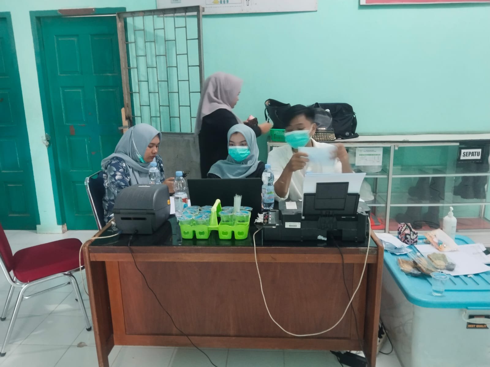 PT. Rigunas Agri Utama Riau Gelar Medical Check Up 1 Tim medis dari Klinik PT Rigunas Agri Utama dan RS Safira Pekanbaru melakukan pemeriksaan tekanan darah dan gula darah karyawan. (Foto : Teguh, NewsTujuh)