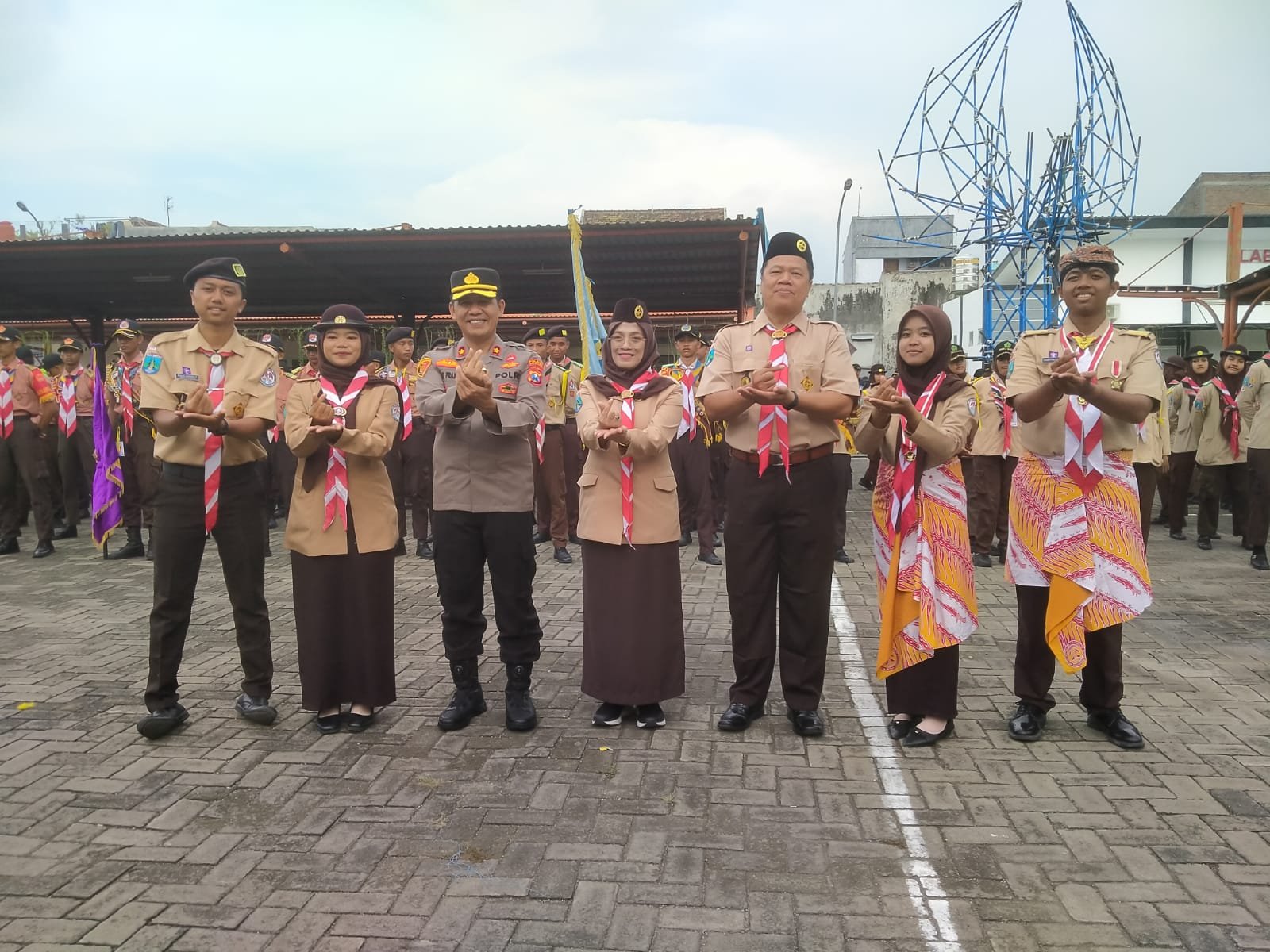 Semangat Pramuka Penegak Jatim Menggema di Universitas PGRI Madiun 1 Peserta Pramuka Penegak Jawa Timur ikuti penutupan Lomba Pramuka Penegak Kreasi XIV di Universitas PGRI Madiun.