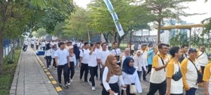 Peserta antusias mengikuti jalan santai dalam peringatan Dies Natalis ke-13 Politeknik Negeri Madiun di Kampus 2 PNM, Madiun.