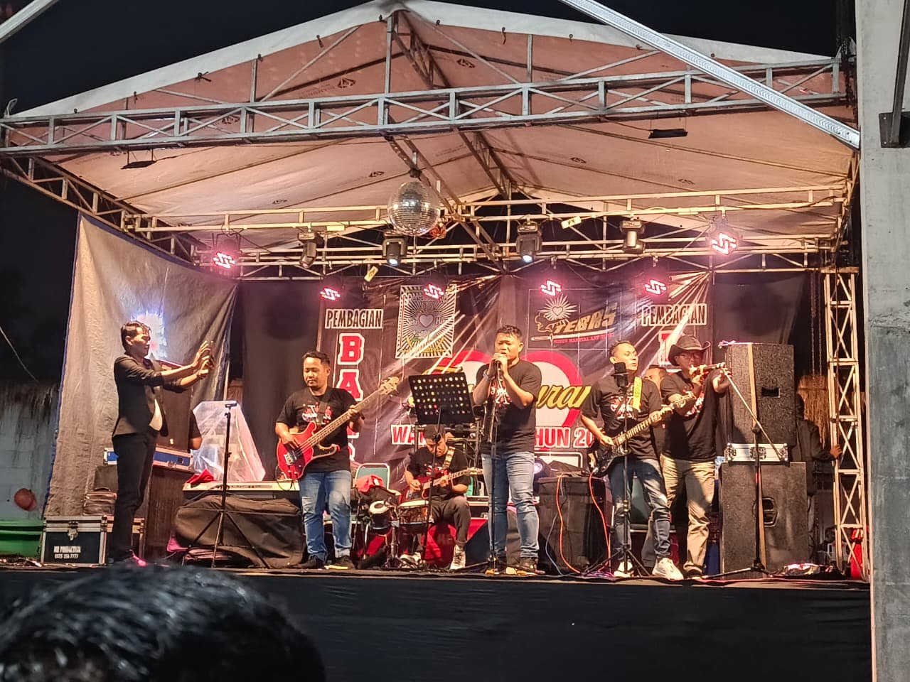 Bayu Tebas dan Band X Generation tampil memukau dalam Tasyakuran PSHT Gumpang 2025 di Basecamp Bayu Tebas, Kartasura, disaksikan ratusan warga dan tokoh masyarakat. (Yus, NewsTujuh)