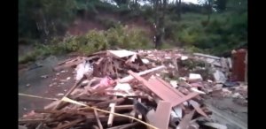 Tim BPBD Trenggalek bersama relawan melakukan pencarian korban tanah longsor di Dusun Banaran, Desa Depok, Kecamatan Bendungan, Trenggalek, Sabtu malam (1/11/2025). (Foto : NewsTujuh)