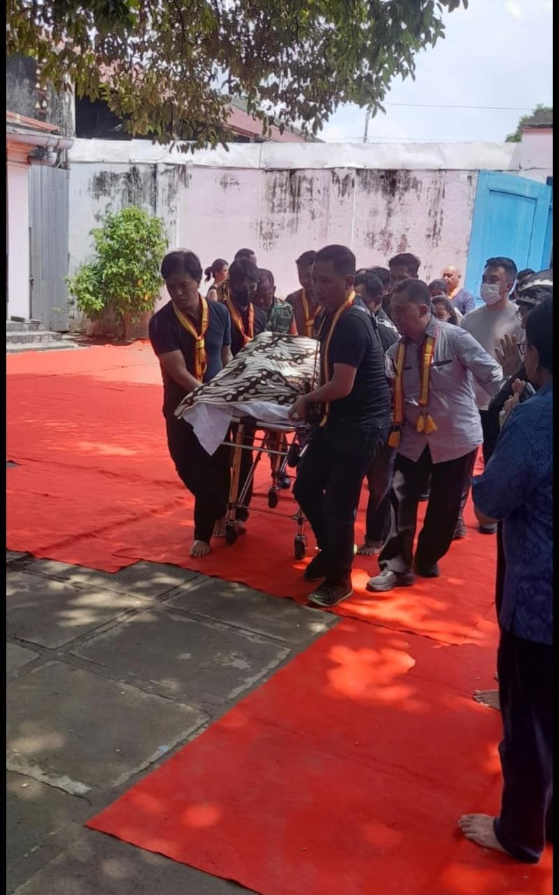 Raja Keraton Surakarta, Pakoe Boewono XIII, wafat di RS Indriati Sukoharjo. Jenazah akan disemayamkan di Pendhapa Prabayasa Keraton Surakarta sebelum dimakamkan sesuai adat Kasunanan. (Foto : Naw, NewsTujuh)