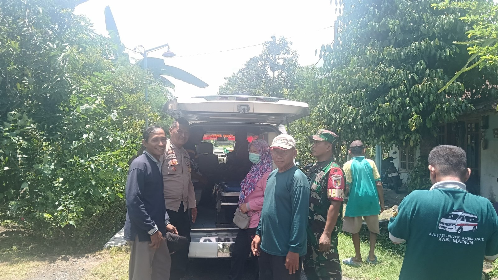 Penanganan ODGJ di Sawahan Dapat Apresiasi, Proses Evakuasi Berjalan Lancar 1 Petugas Polsek Sawahan dan Tenaga Medis Evakuasi ODGJ di Desa Rejosari, Madiun. (Foto : Naw, NewsTujuh)