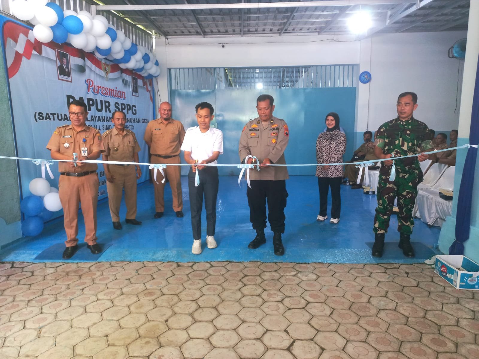 Danramil Simo Hadiri Peresmian Dapur Makanan Bergizi Gratis di Desa Talakbroto Boyolali 1 Danramil Simo Kapten Inf Hariyanto menghadiri peresmian Dapur Makanan Bergizi Gratis di Desa Talakbroto, Boyolali. (Foto : Nugie, NewsTujuh)