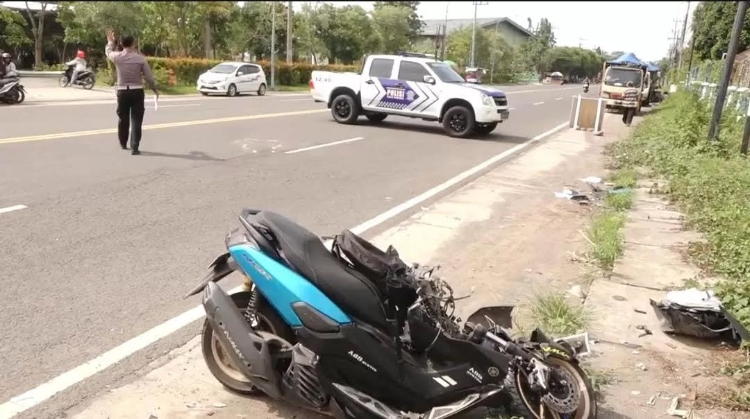 Kecelakaan Maut Libatkan Pelajar di Jalan Basuki Rahmat Madiun 1 Petugas Satlantas Polres Madiun Kota melakukan olah TKP kecelakaan pelajar Ngawi yang menabrak dump truk di Jalan Basuki Rahmat. (Foto : Hery, NewsTujuh)