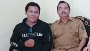 Kepala Desa Dompyong Lamiran menyampaikan permintaan maaf resmi kepada wartawan News7 di Kantor Desa Dompyong Trenggalek, (Foto : Bayu Krisna, NewsTujuh)