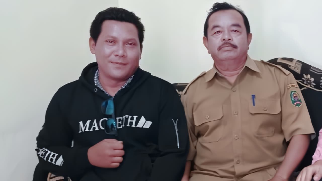 Kepala Desa Dompyong Minta Maaf ke Media NewsTujuh, Janji Perbaiki Komunikasi dan Pelayanan Publik 1 Kepala Desa Dompyong Lamiran menyampaikan permintaan maaf resmi kepada wartawan News7 di Kantor Desa Dompyong Trenggalek, (Foto : Bayu Krisna, NewsTujuh)