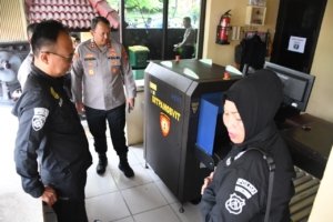 Tim Ditpamobvit Polda Jatim melakukan risk assessment dan evaluasi sistem pengamanan di Polres Madiun Kota. (Foto : Zacky, NewsTujuh)