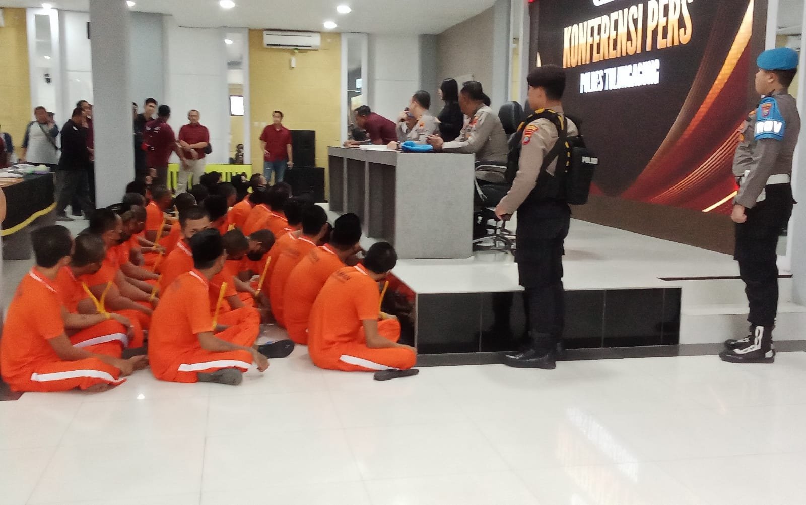 Kapolres Tulungagung AKBP Taat Resdi bersama Satresnarkoba saat rilis pengungkapan 36 kasus narkoba. (Foto : Bayu Krisna, NewsTujuh)