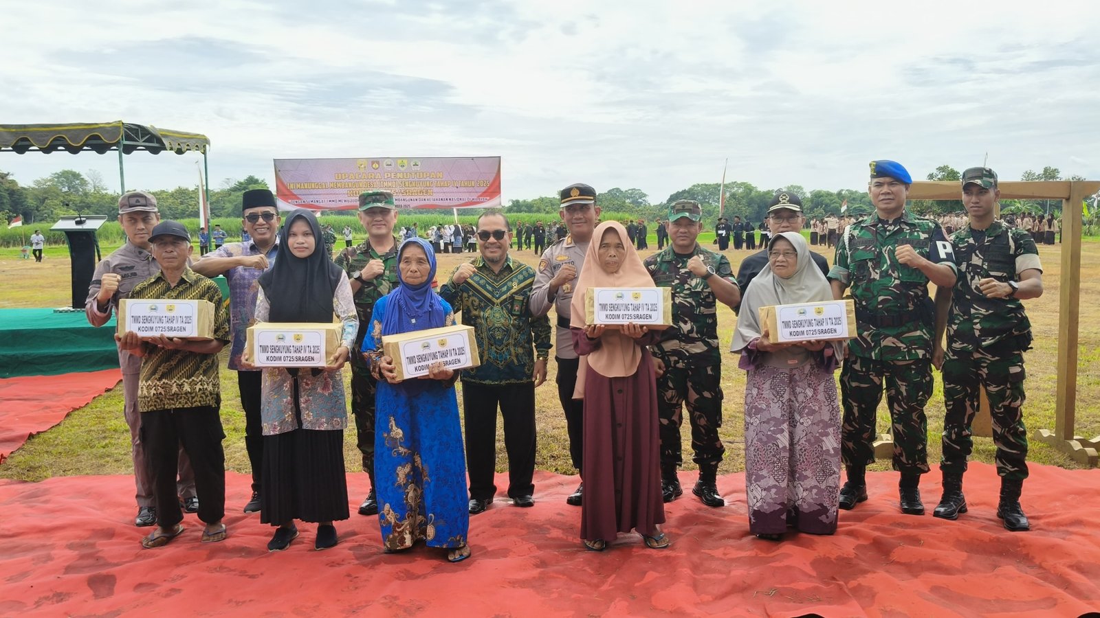 Dandim 0725/Sragen Letkol Inf Ricky Julianto Wuwung menutup TMMD Sengkuyung IV 2025 di Desa Mlale, Kecamatan Jenar, Kabupaten Sragen.