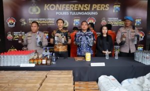 Kasat Reskrim Polres Tulungagung AKP Ryo Pradana menunjukkan barang bukti ribuan botol miras hasil pengungkapan jaringan penjual miras ilegal sistem COD. (Foto : Bayu Krisna, NewsTujuh)