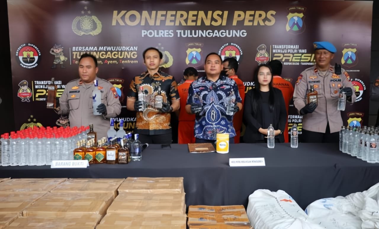 Kasat Reskrim Polres Tulungagung AKP Ryo Pradana menunjukkan barang bukti ribuan botol miras hasil pengungkapan jaringan penjual miras ilegal sistem COD. (Foto : Bayu Krisna, NewsTujuh)