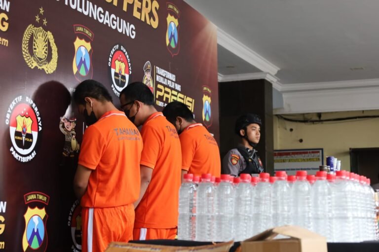 Polres Tulungagung mengungkap jaringan penjual miras ilegal dengan sistem COD. Tiga tersangka diamankan bersama ribuan botol miras berbagai merek.