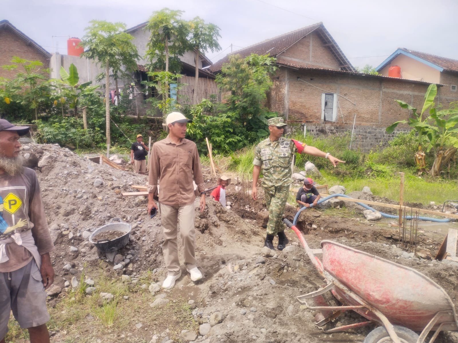 Dandim 0724/Boyolali Letkol Inf Dhanu Anggoro Asmoro meninjau lokasi pembangunan Koperasi Desa Merah Putih di Kecamatan Sawit, Boyolali (Foto: Nugie, NewsTujuh)