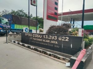 Antrean Panjang Solar di Riau, Pemerintah Daerah Diminta Segera Bertindak Atasi Kelangkaan BBM. (Foto : Teguh, NewsTujuh)