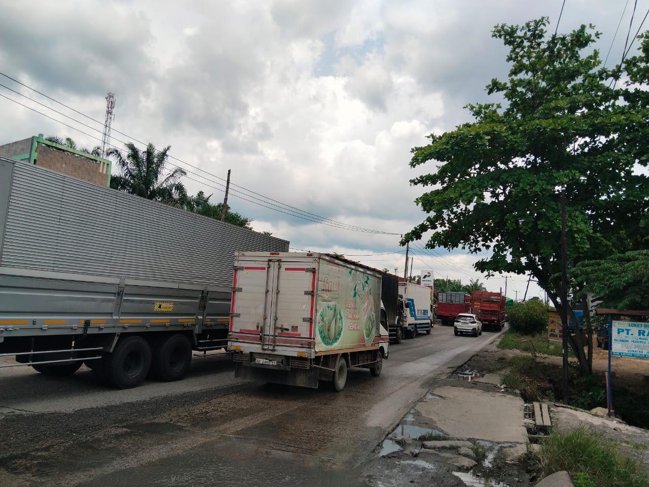 Kelangkaan Solar Kembali Terjadi di Riau, Supir Truk Keluhkan Antrean Panjang 2 Antrean panjang kendaraan di SPBU Riau akibat kelangkaan solar bersubsidi.