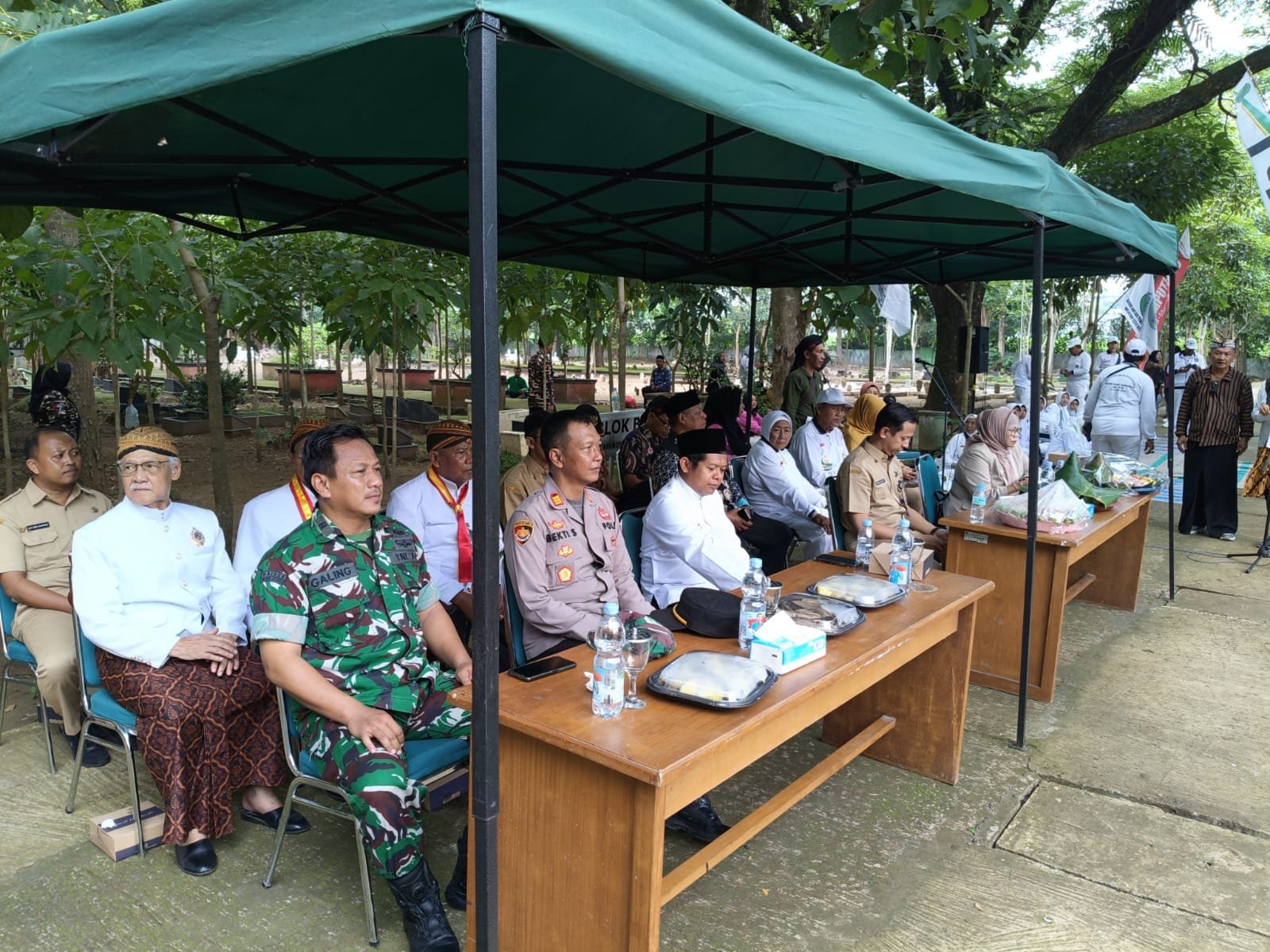 Peringati Hari Pahlawan 2025, Warga Madiun Gelar Ziarah dan Doa Bersama di Makam Kerkhof 1 Warga dan komunitas seni Kota Madiun menggelar ziarah dan doa bersama di Makam Kerkhof Jalan Makam Tentara dalam rangka Hari Pahlawan Nasional 2025 – (Foto: Dokumentasi Kegiatan Hari Pahlawan Madiun)