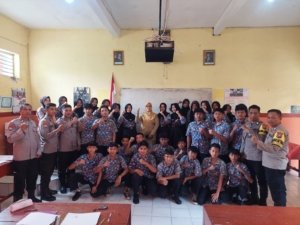 Kapolres Madiun Kota AKBP Wiwin Junianto Supriyadi bersama jajaran saat sosialisasi penerimaan siswa baru SMA Kemala Taruna Bhayangkara 2026/2027 di SMP wilayah Madiun. (Foto : Doc, NewsTujuh)