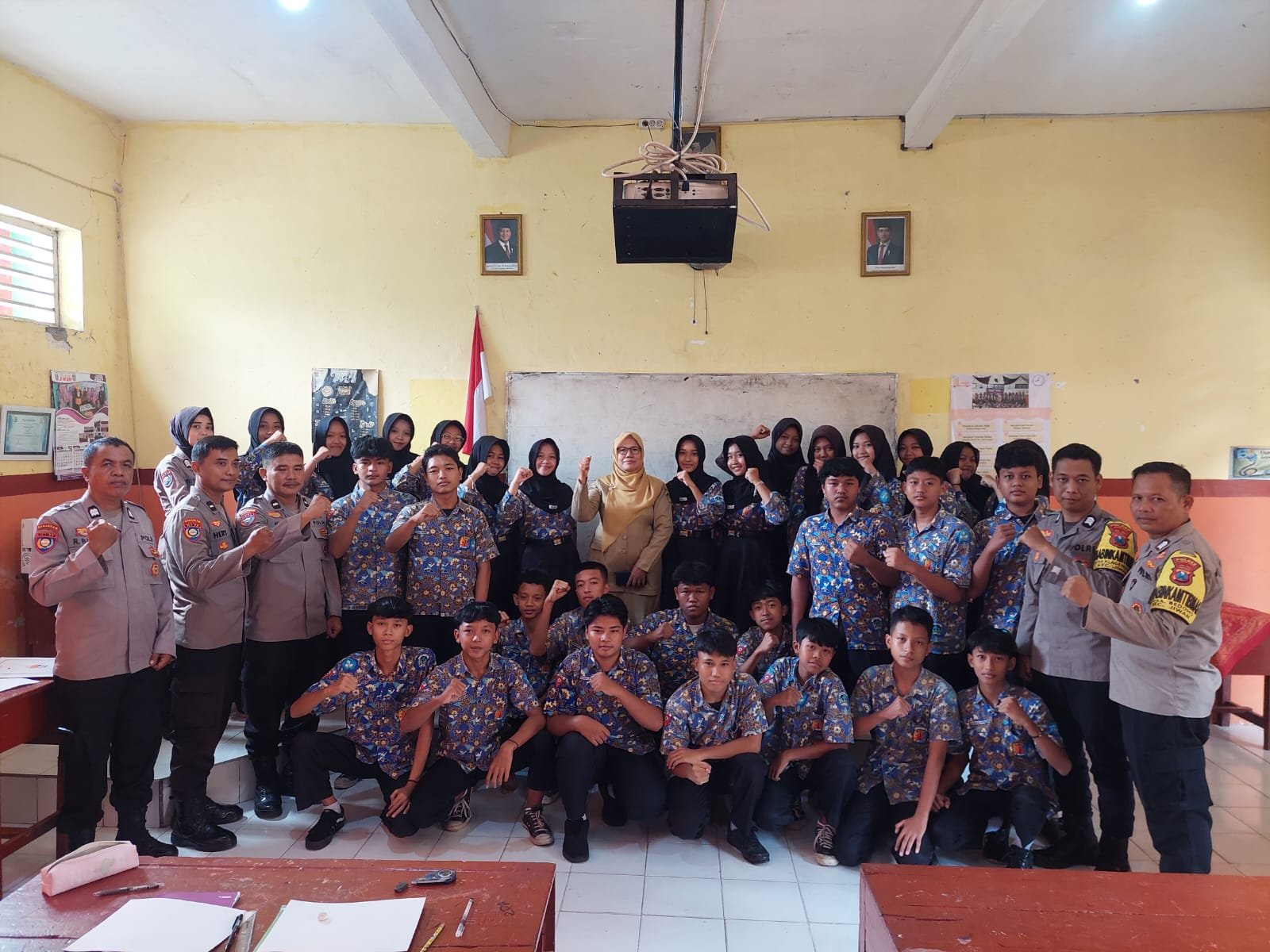 Kapolres Madiun Kota AKBP Wiwin Junianto Supriyadi bersama jajaran saat sosialisasi penerimaan siswa baru SMA Kemala Taruna Bhayangkara 2026/2027 di SMP wilayah Madiun. (Foto : Doc, NewsTujuh)