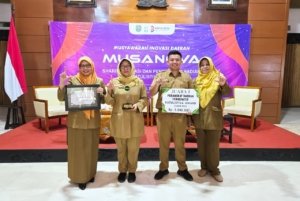 Dinas Perikanan Trenggalek menerima penghargaan Juara 1 Katulistiva Award 2025 di Pendopo Manggala Praja Nugraha. (Foto : Bayu Krisna, NewsTujuh)