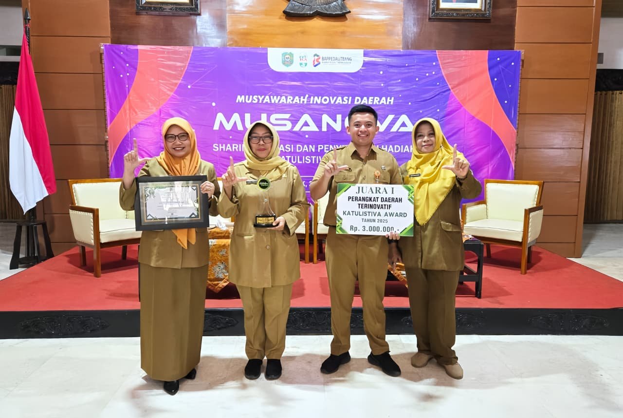 Dinas Perikanan Trenggalek menerima penghargaan Juara 1 Katulistiva Award 2025 di Pendopo Manggala Praja Nugraha. (Foto : Bayu Krisna, NewsTujuh)