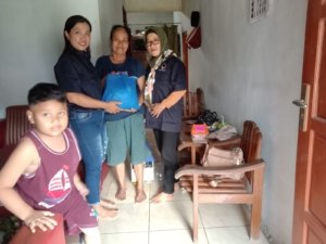 DPD Partai NasDem Trenggalek menggelar peringatan HUT ke-14 dengan kegiatan sosial dan pemotongan tumpeng di Kantor DPD Trenggalek. (Foto : Bayu Krisna, NewsTujuh)