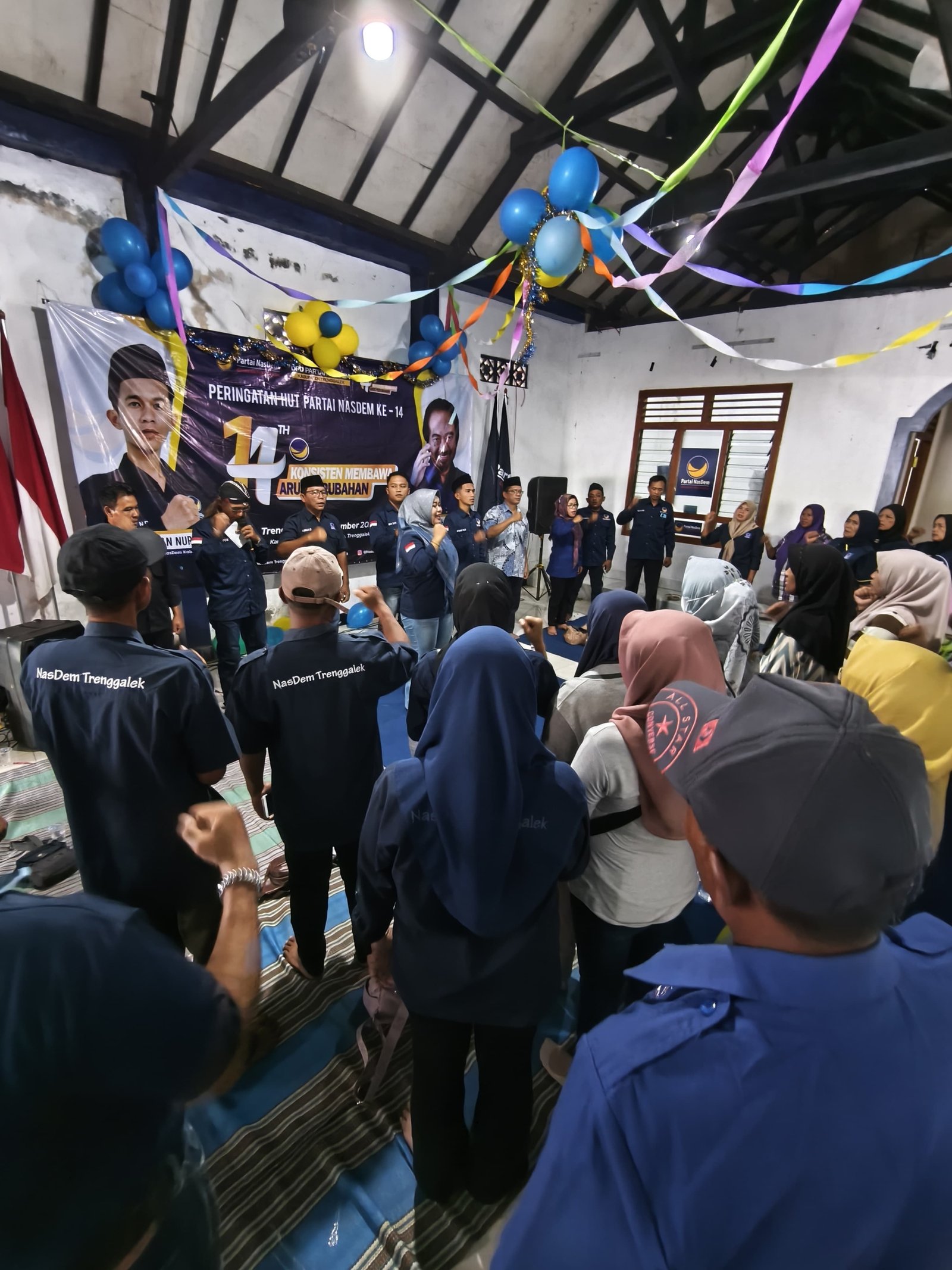 HUT ke-14, Partai NasDem Trenggalek Gelar Serangkaian Kegiatan Sosial dan Potong Tumpeng 2 Perayaan Ulang Tahun Partai NasDem.