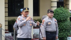 Kapolres Madiun Kota AKBP Wiwin Junianto Supriyadi memimpin apel dan menekankan pentingnya reformasi Polri serta peningkatan pelayanan publik di Mapolres Madiun Kota. (Foto : Zack, NewsTujuh)
