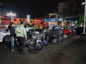 Petugas Polres Sukoharjo amankan motor berknalpot brong saat patroli di Kartasura. (Foto : Yus, NewsTujuh)