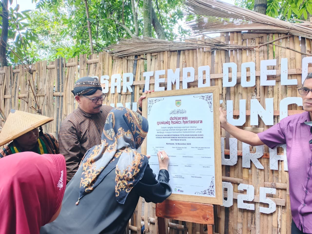 Bupati Sukoharjo Resmikan Pasar Jadoel 1 Bupati Sukoharjo meresmikan Pasar Jadoel Gunung Kunci Kartasura dengan acara penanaman pohon dan pembukaan area wisata budaya. (Foto : Yus, newsTujuh)