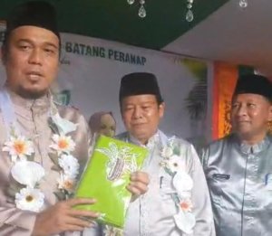 Momen Bupati Indragiri Hulu Ade Agus Hartanto memperkenalkan produk baru batik tulis Peruk Beruk di Kantor Camat Batang Peranap (Foto : Teguh,NewsTujuh)
