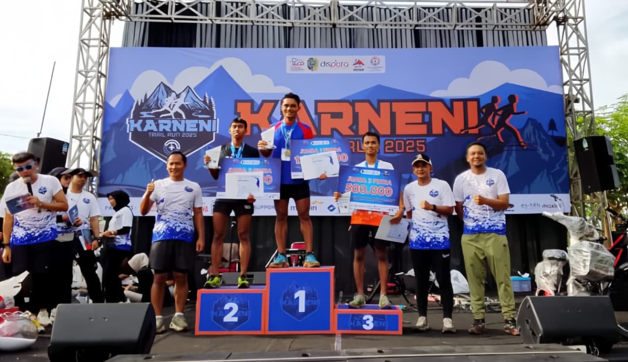 RSUD dr. Karneni Gelar Karneni Trail Run 2025, Pacu Sport Tourism dan Rayakan Kenaikan Status Rumah Sakit Tipe C 1 Peserta Karneni Trail Run 2025 berlari melintasi jalur Gunung Budeg Tulungagung dalam event sport tourism RSUD dr. Karneni. (Foto : Bayu Krisna, NewsTujuh)